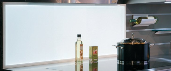 Светящаяся стеновая панель для освещения кухонных столешниц - в интерьере 