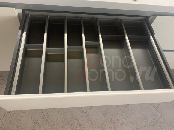 Лоток для столовых приборов Cuisio, графит, для шкафа 800мм, в интерьере (Ninka, Германия) Лоток для столовых приборов Cuisio, графит, для шкафа 800мм, в интерьере (Ninka, Германия)