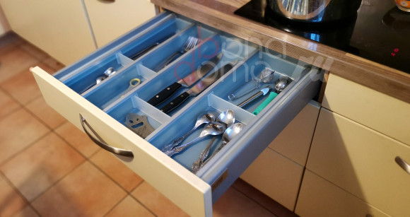 Лоток для столовых приборов Cuisio, аквамарин с белыми полупрозрачными перегородками, для шкафа 600мм, в интерьере (Ninka, Германия) Лоток для столовых приборов Cuisio, аквамарин с белыми полупрозрачными перегородками, для шкафа 600мм, в интерьере (Ninka, Германия)