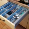 Лоток для столовых приборов Cuisio, аквамарин с белыми полупрозрачными перегородками, для шкафа 600мм, в интерьере (Ninka, Германия)