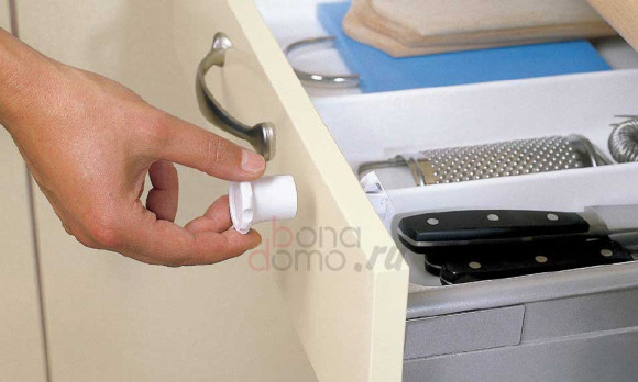 MagLock - магнитный замок на мебель, на выдвижном ящике MagLock - магнитный замок на мебель, на выдвижном ящике