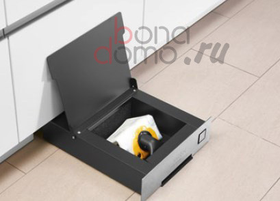 Встраиваемый в цоколь пылесос Ritter SES 10 выдвинутый с открытой крышкой Встраиваемый в цоколь пылесос Ritter SES 10 выдвинутый с открытой крышкой