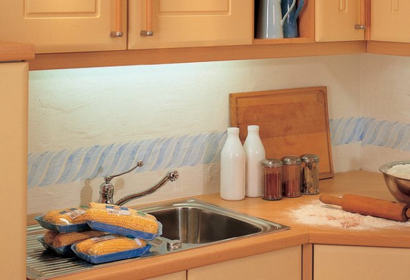 Светильник с розетками для освещения кухонных столешниц EML