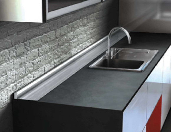 Groove - алюминиевый плинтус с подсветкой для кухонной столешницы (Schuco, Германия), тип 2, в интерьере