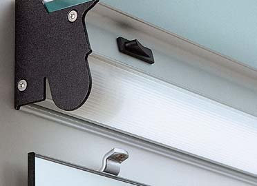 Светильник со стеклянной полочкой и интегрированным пазом для рейлинга Gera System 1 Glass, Германия Светильник со стеклянной полочкой и интегрированным пазом для рейлинга Gera System 1 Glass, Германия