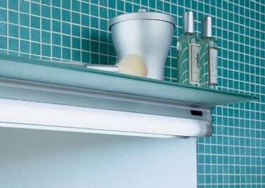 Светильник со стеклянной полочкой и интегрированным пазом для рейлинга Gera System 1 Glass, Германия Светильник со стеклянной полочкой и интегрированным пазом для рейлинга Gera System 1 Glass, Германия